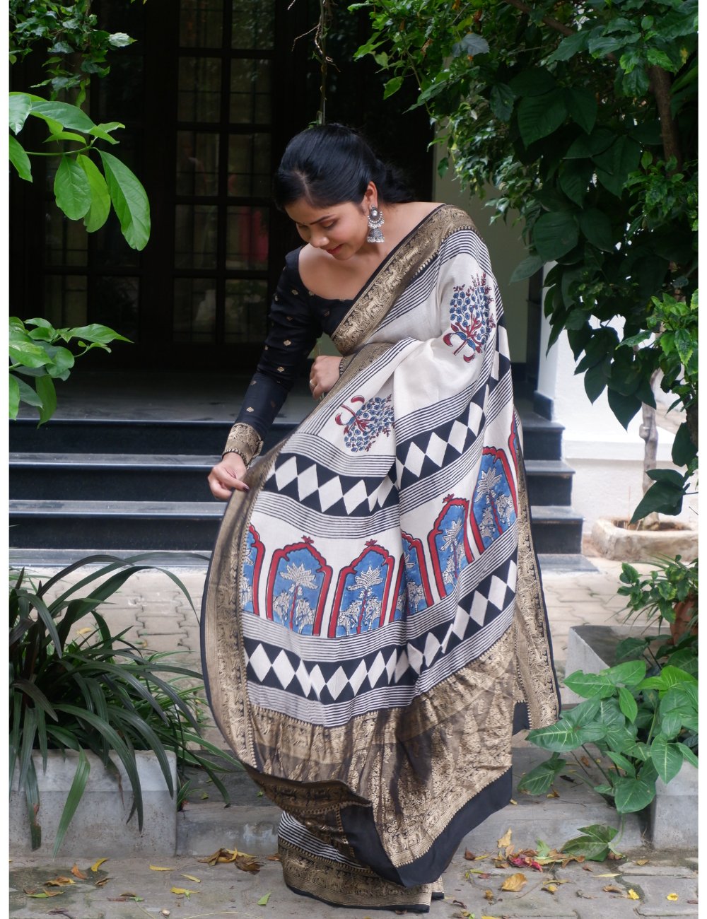 Ivory And Black Modal Dola