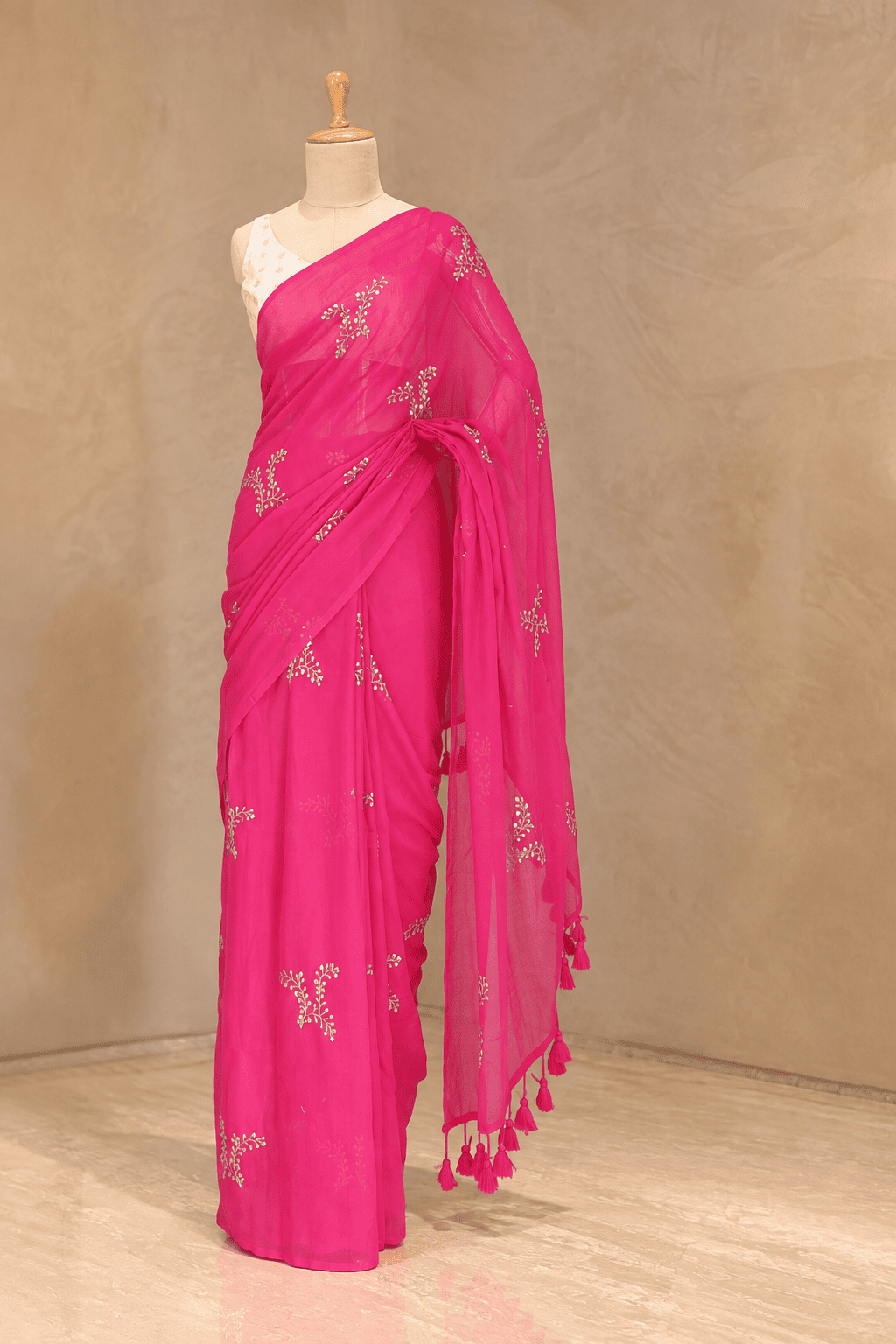 Elegant   Mul Cotton Saree with Embroidery Work & Contrast Blouse